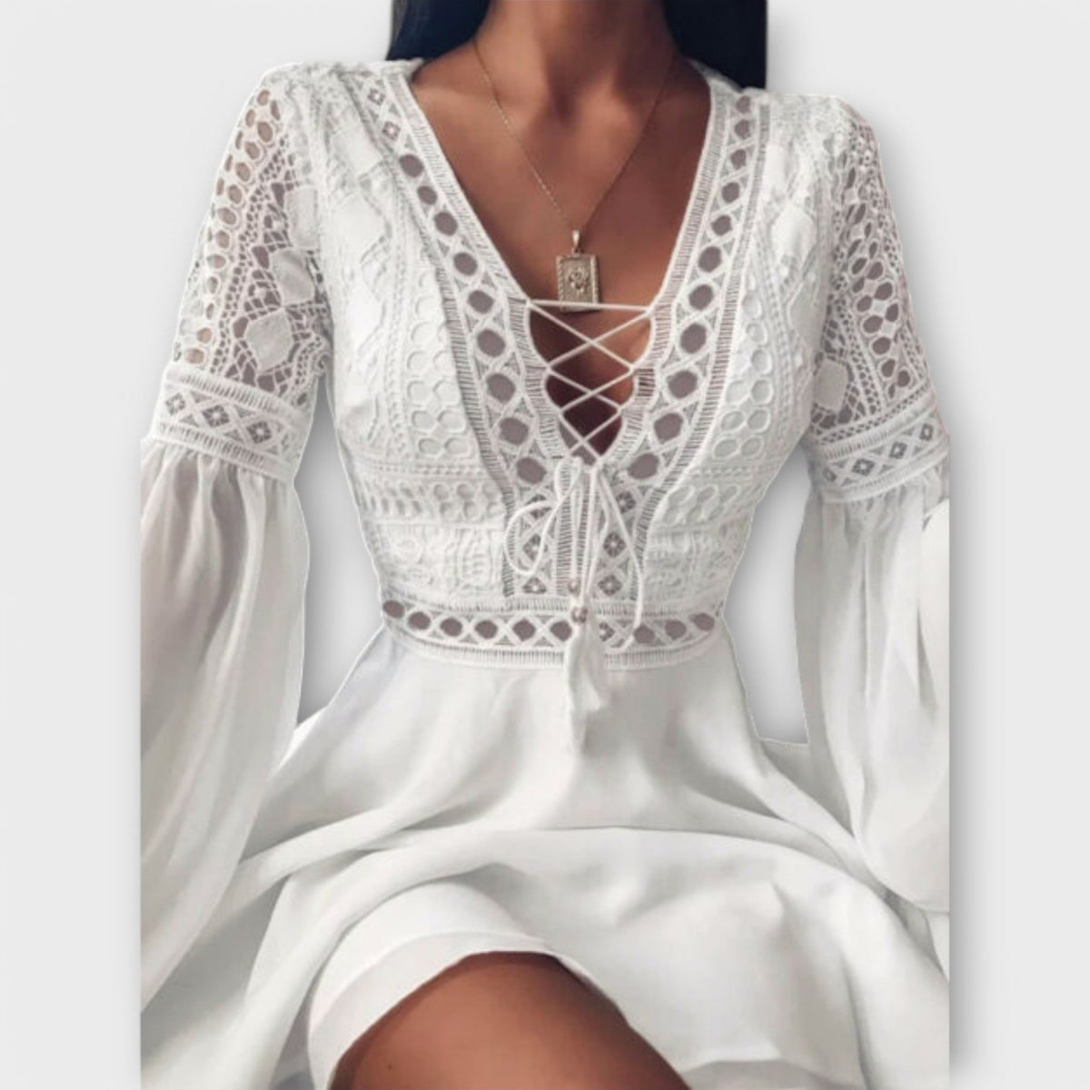 Skadi - Weisses kurzes Boho-Kleid mit Volants