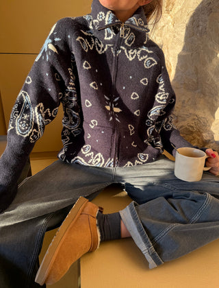 DAVINA Paisley-Strickjacke Ganzkörperansicht