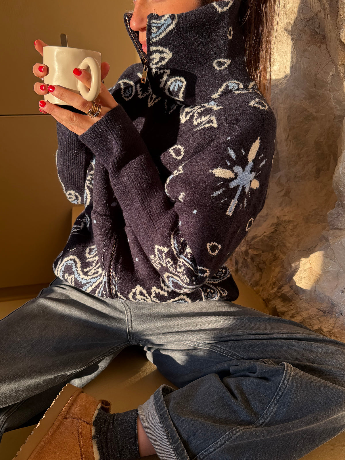 DAVINA Paisley-Strickjacke mit Jeans kombiniert