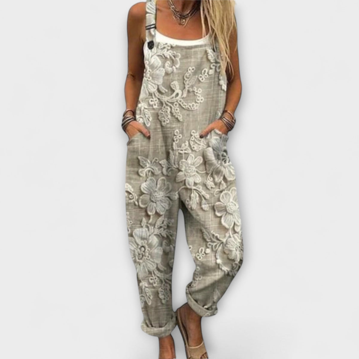 Liora - Beige Latzhose mit Blütenstickerei