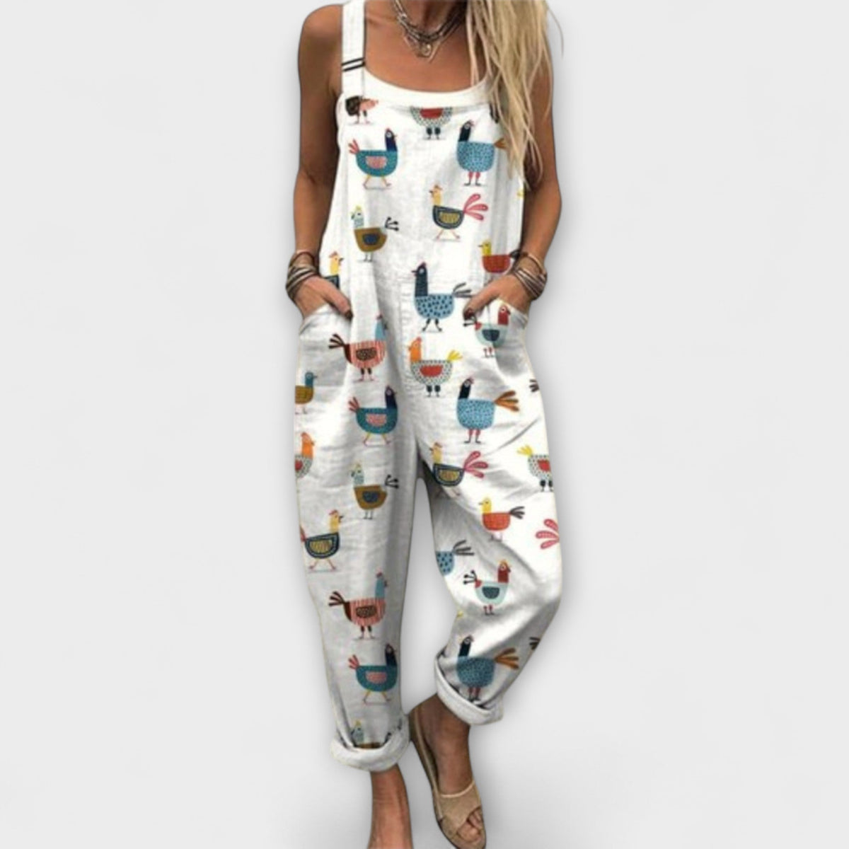 Tilda - Weisse Latzhose mit Hühnermotiv