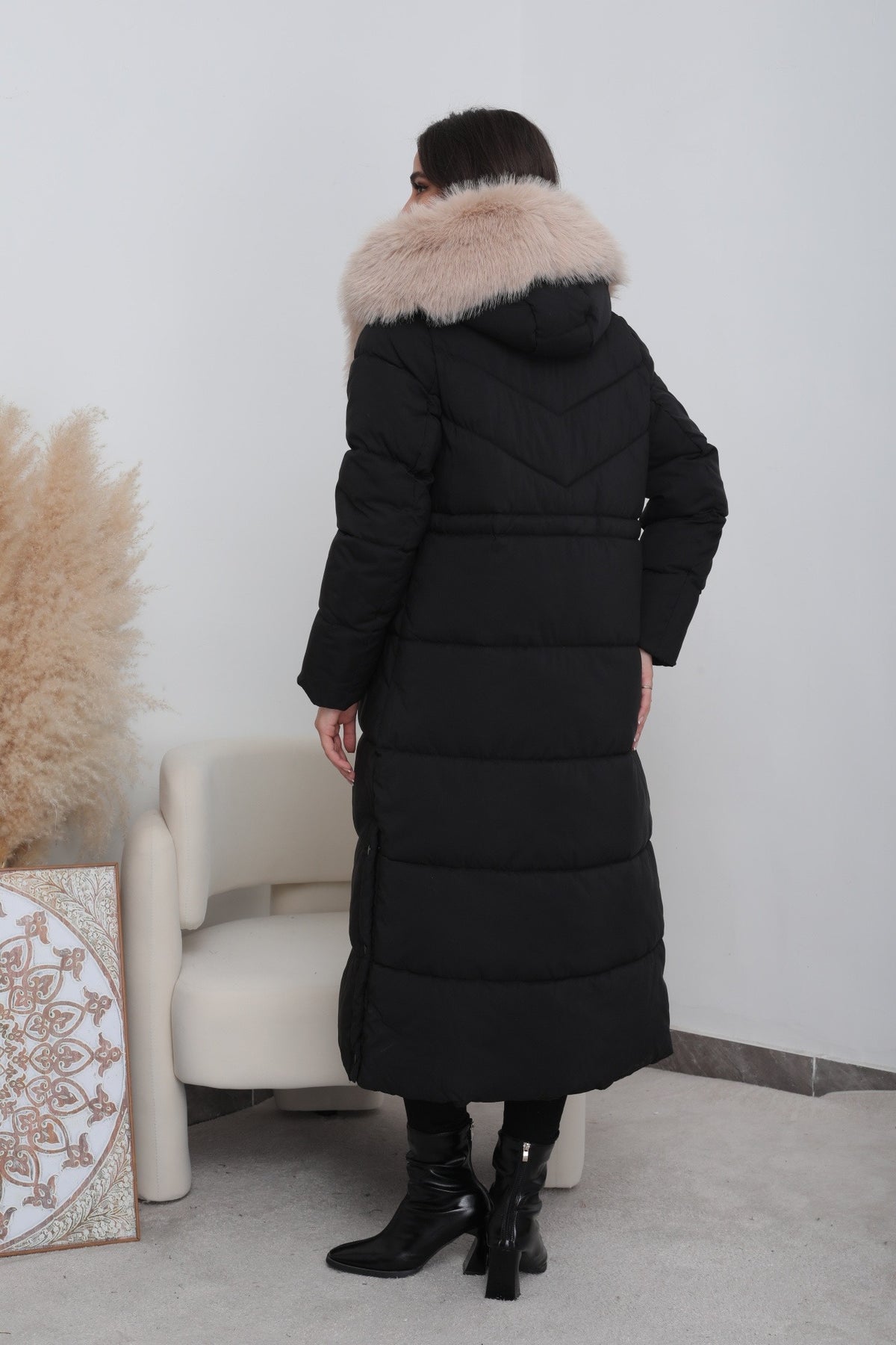 LIVIA langer gesteppter Wintermantel in Schwarz-Beige