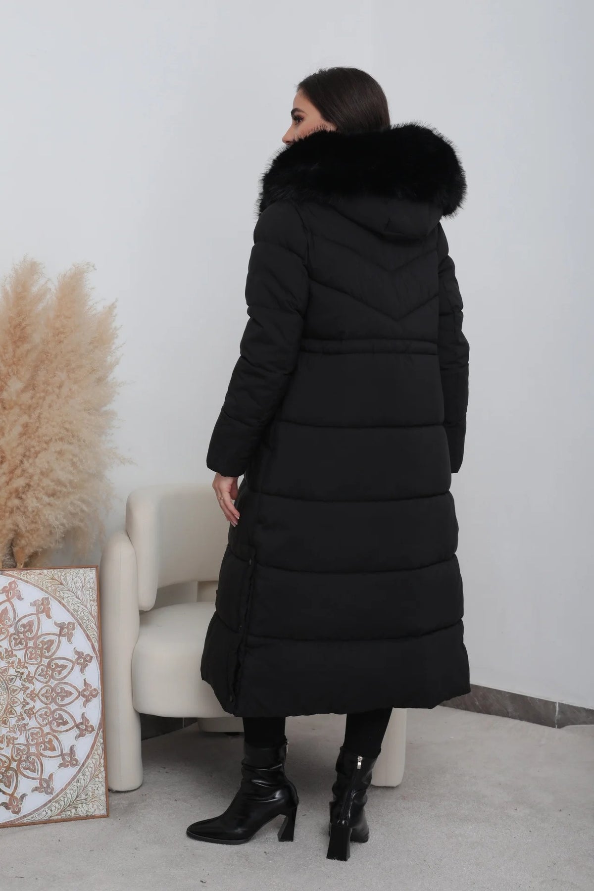 LIVIA langer gesteppter Wintermantel in Schwarz